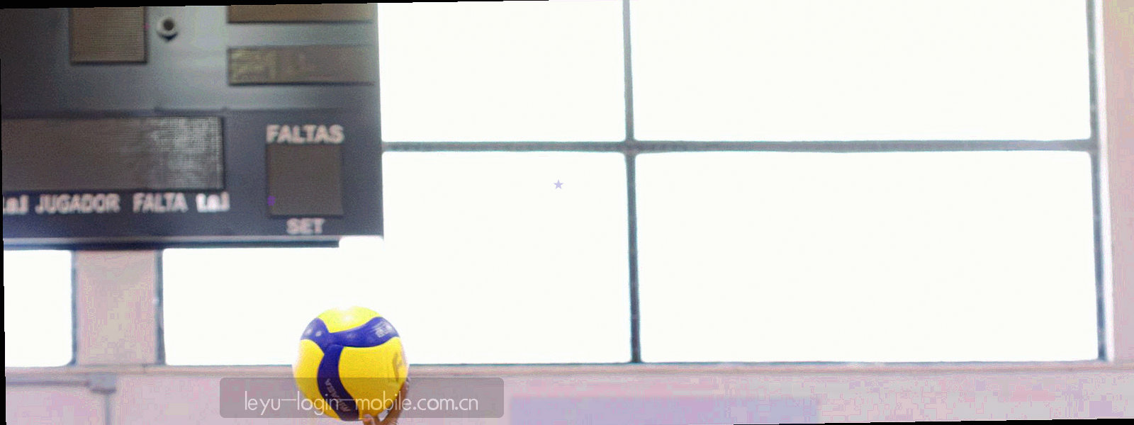 数据终端屏幕成排的近景，屏幕上滚动着轮次列表与刷新曲线