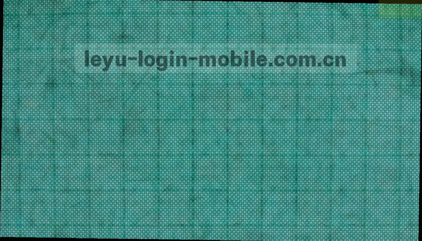 深墨绿底色上以水泥灰网格线与赛场红边线勾出的抽象赛场秩序图形